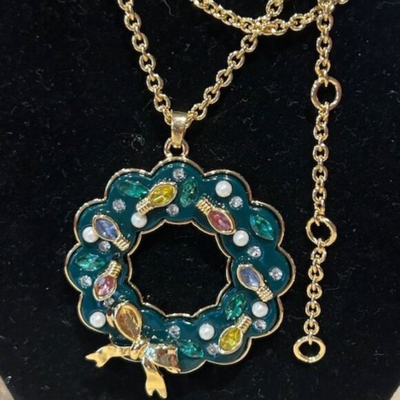 HOLIDAY🎄🎄TALBOTS – NWT - 2020 Christmas Wreath PENDANT NECKLACE - Picture 2 of 11